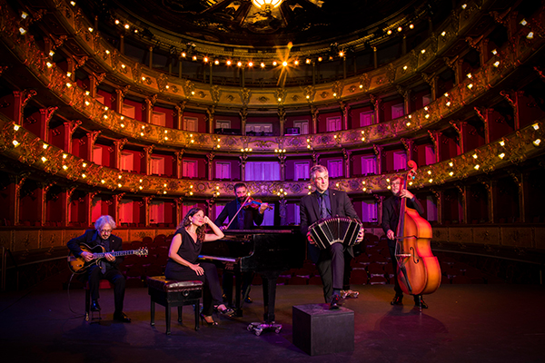 /quinteto astor piazzolla on a opera house stage