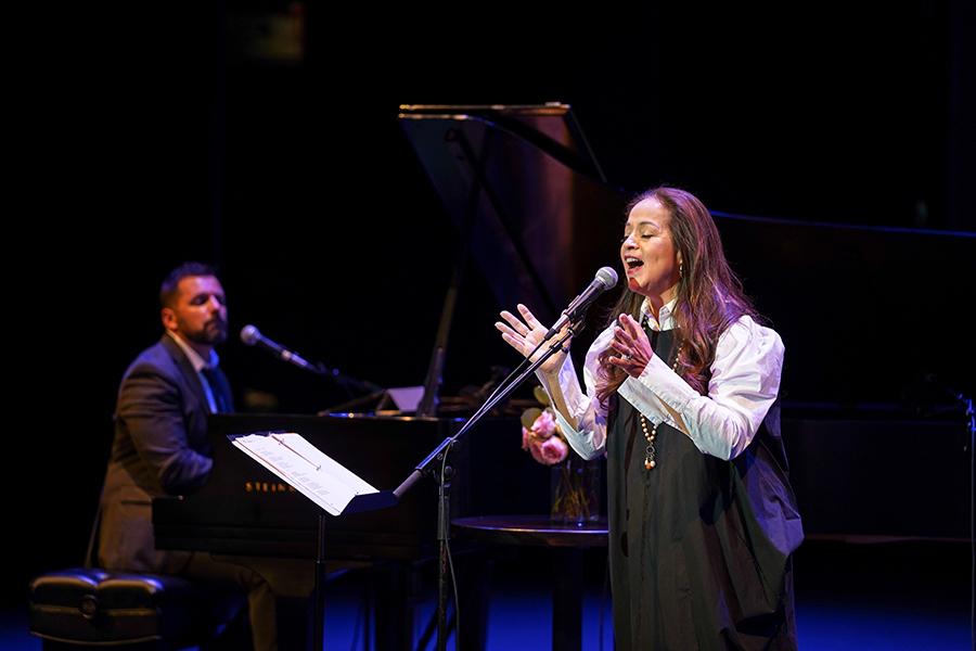 Perla Batalla on stage