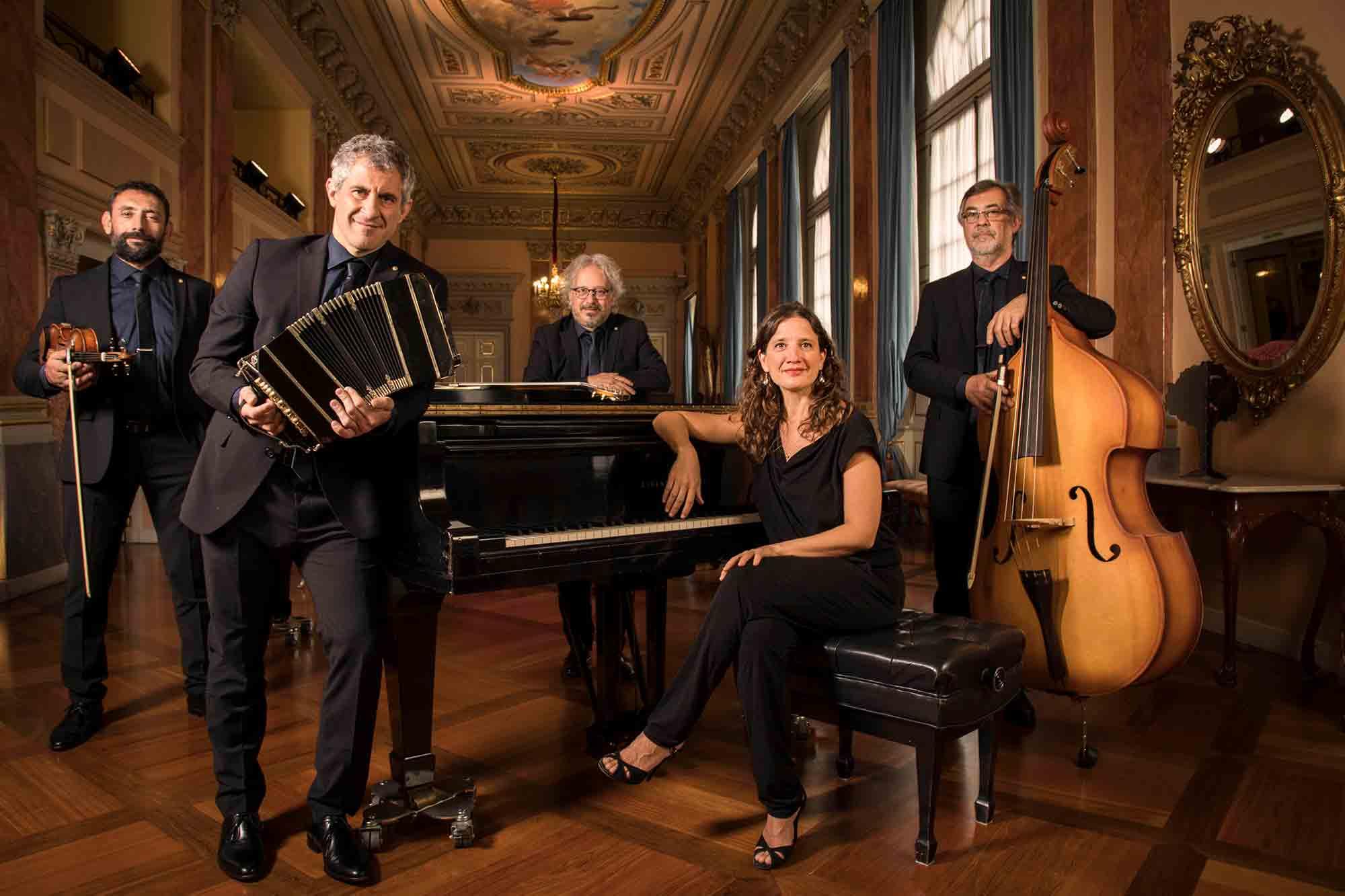 Quinteto Astor Piazzolla posing and standing for group shot